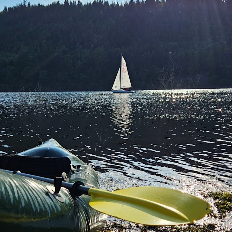 Besondere Freizeitaktivitäten im Harz gibt es beim Packrafting auf der Okertalsperre