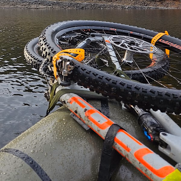 Das gesamte Gepäck wird beim Paddeln auf dem See sicher verstaut