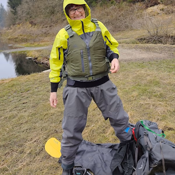 Diese Frau trägt professionelle Wassersportbekleidung zum Paddeln