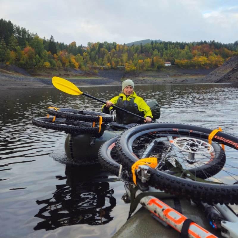 mit dem Bike im Packraft bin ich für die Planung der Tour unterwegs auf dem See