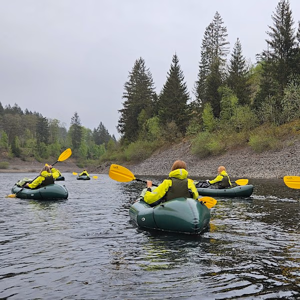 Diese Frauen paddeln im Packraft auf der Okertalsperre