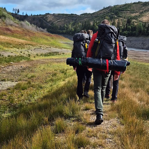 Diese Gruppe wandert am Ufer der Okertalsperre