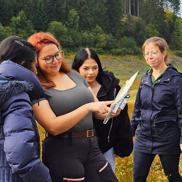 DIese Frauen lösen Aufgaben bei einer Erste Hilfe Outdoor Erlebnistour
