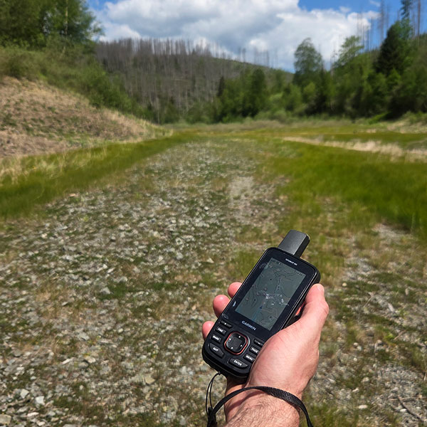 mit einem GPS Gerät durch das Gelände
