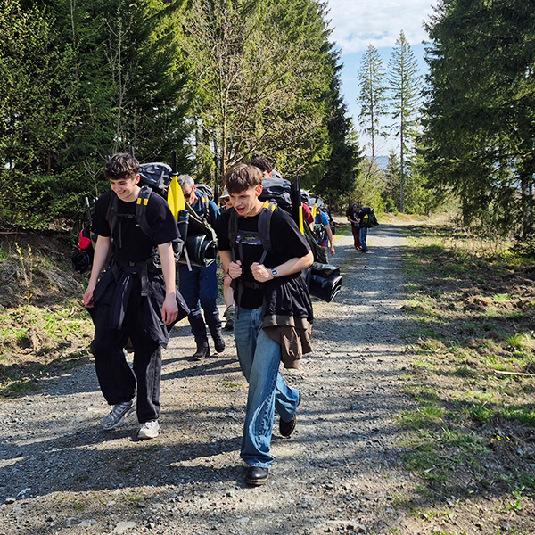 Söhne und Väter beim Wandern