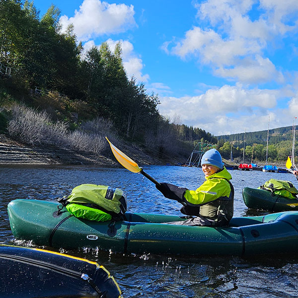 ein mädchen paddelt in Wassersportbekleidung im Harz