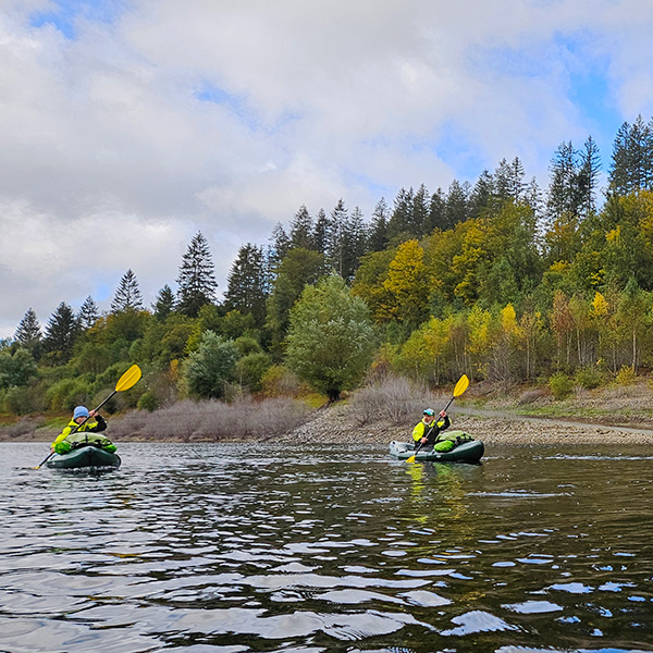Vater und Tochter paddeln im Packraft