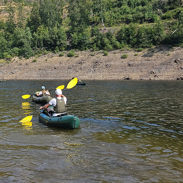 Familie paddelt auf dem Stausee der Okertalsperre