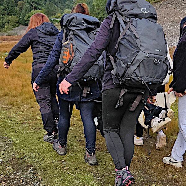 Diese Frauen meistern eine Situation im Modul Erste Hilfe Outdoor als Team